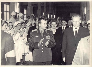 Фото из фондов ОГУ ГАНИСО № 1267 «Ю.А.Гагарин на Саратовском заводе ПУЛ»